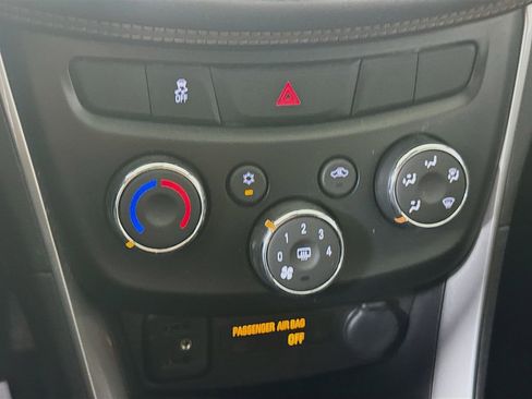 Used 2020 Chevrolet Trax LT w/ LT Convenience Package image 17