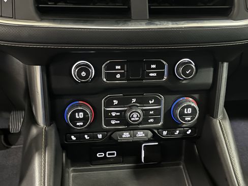 Used 2023 Chevrolet Suburban Premier image 22