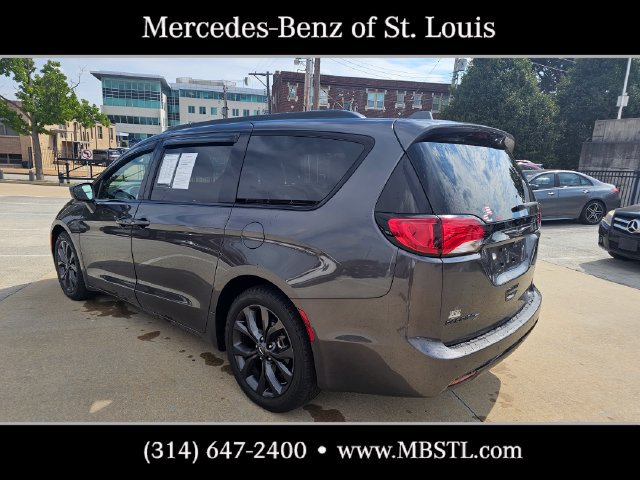Used 2018 Chrysler Pacifica Touring-L Plus FWD image 4