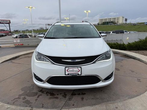 Used 2020 Chrysler Pacifica Limited image 10