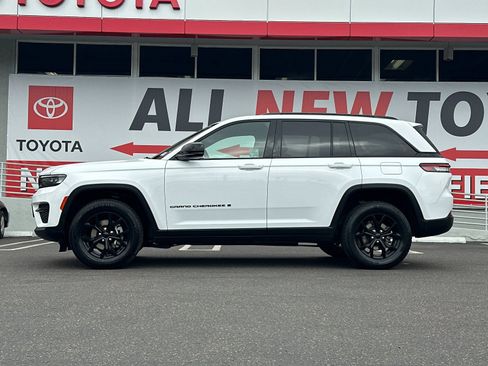 Used 2024 Jeep Grand Cherokee Altitude RWD image 2