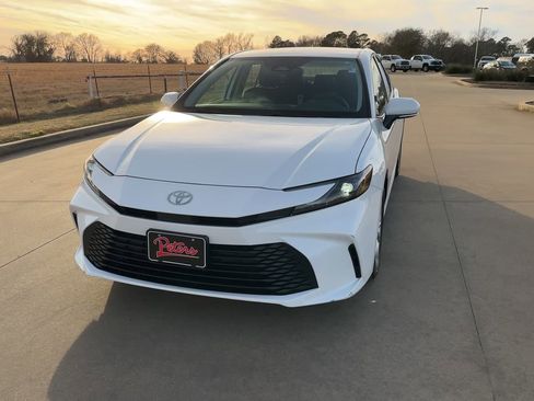 Used 2025 Toyota Camry LE image 4