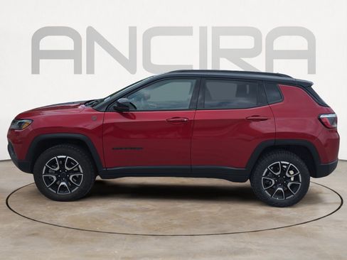 Used 2025 Jeep Compass Trailhawk AWD/4WD image 5