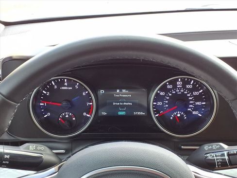 Used 2024 Kia Carnival LX image 15