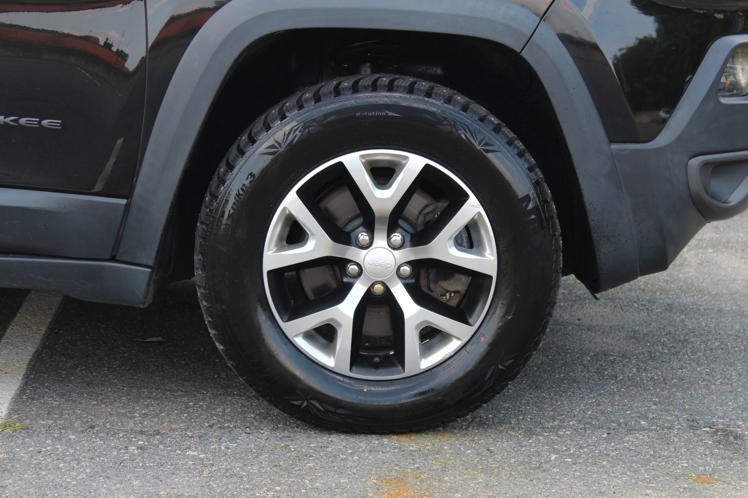 Used 2018 Jeep Cherokee Trailhawk AWD/4WD image 36