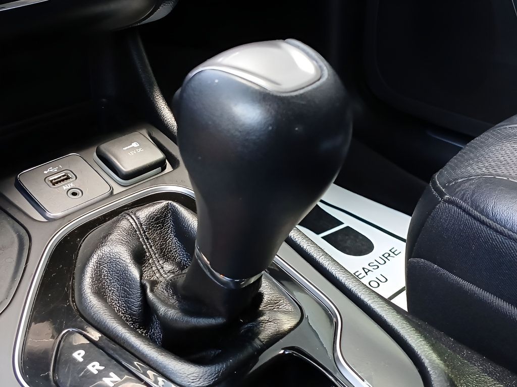Used 2020 Jeep Cherokee Limited AWD/4WD image 12