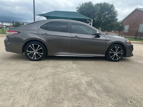 Used 2018 Toyota Camry SE w/ Moonroof Package FWD image 4