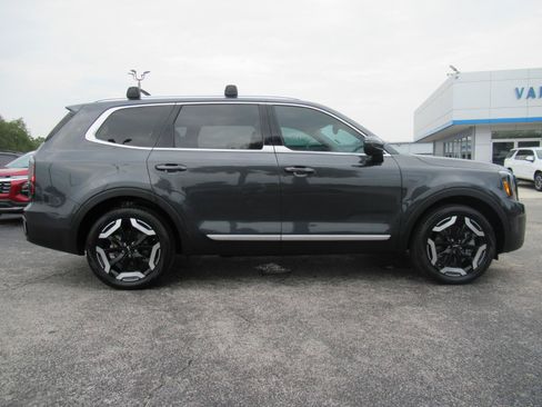 Used 2024 Kia Telluride EX w/ EX Captain's Chair Package FWD image 5