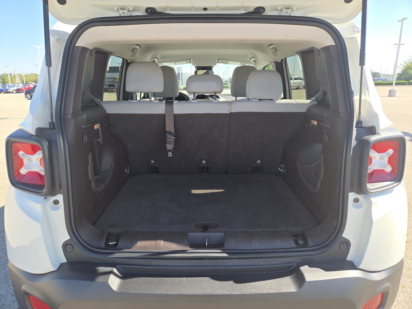 Used 2017 Jeep Renegade Latitude FWD image 19