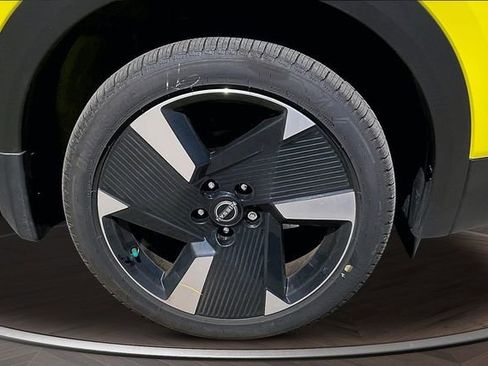 Certified 2025 Nissan Kicks SR w/ Interior Electronics Package FWD image 9