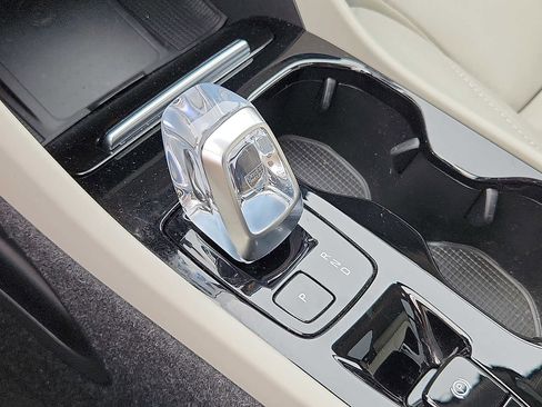 Certified 2024 Volvo XC40 B5 Ultimate w/ Protection Package Premier image 14