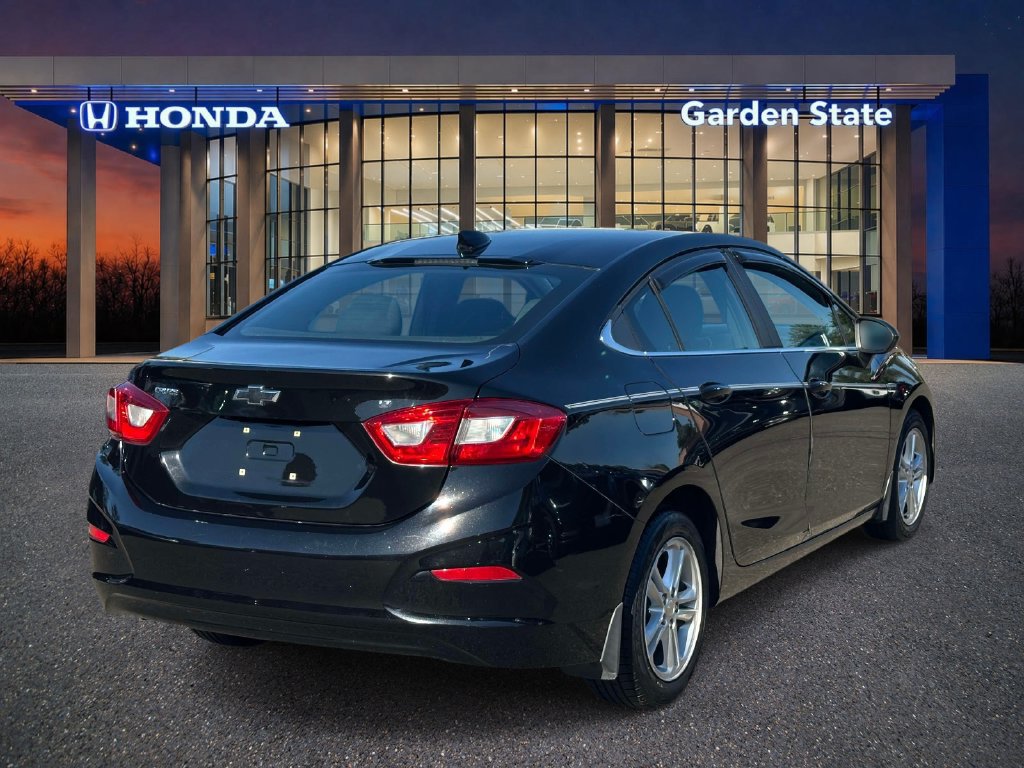 Used 2018 Chevrolet Cruze LT w/ Convenience Package FWD image 3