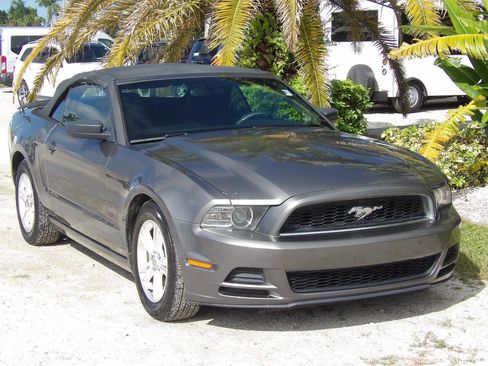 Used 2013 Ford Mustang V6 2dr Convertible image 11