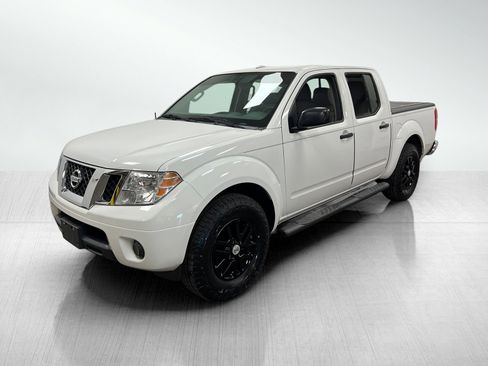 Used 2017 Nissan Frontier SV image 2
