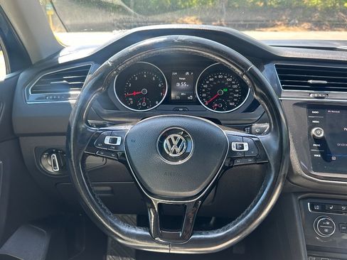 Used 2018 Volkswagen Tiguan SE w/ Panoramic Sunroof Package image 23