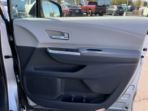 Used 2023 Toyota Sienna Limited image 16