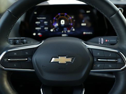 Used 2025 Chevrolet Equinox LT w/ Convenience Package II image 11