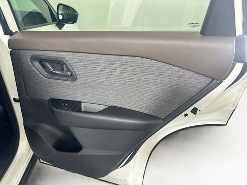 Used 2023 Nissan Rogue S image 28