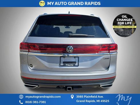 Used 2025 Volkswagen Atlas SE AWD/4WD image 6