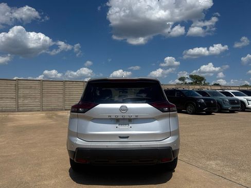 Certified 2025 Nissan Rogue SV FWD image 19