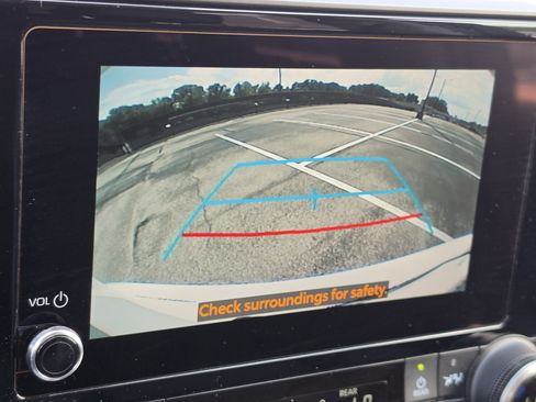 Used 2023 Toyota Highlander XLE FWD image 23