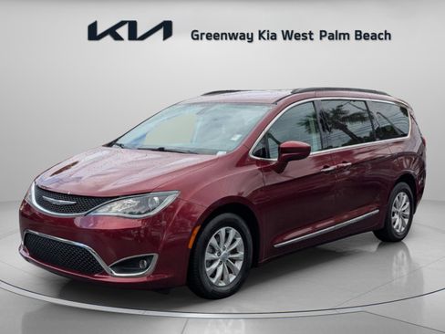 Used 2017 Chrysler Pacifica Touring-L image 4