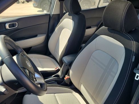 Used 2025 Hyundai Venue SEL FWD image 11