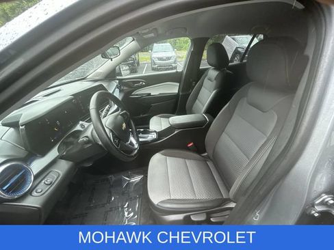 Used 2025 Chevrolet Trax LT w/ Driver Confidence Package FWD image 18