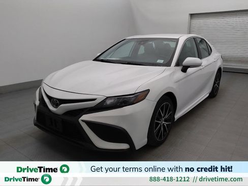 Used 2022 Toyota Camry SE image 1