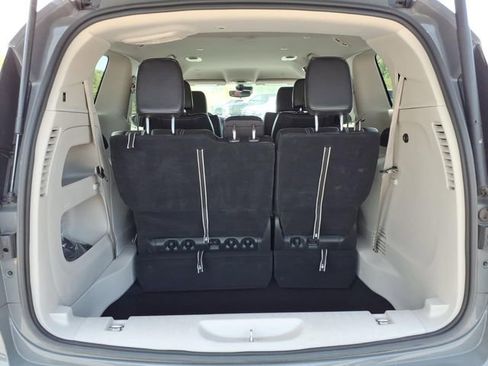 Used 2023 Chrysler Pacifica Touring-L FWD image 10