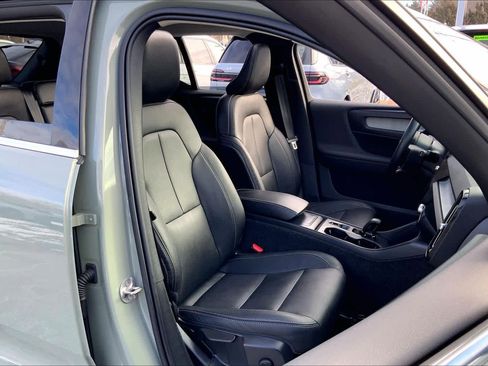 Used 2025 Volvo XC40 B5 Core w/ Protection Package Premier image 9