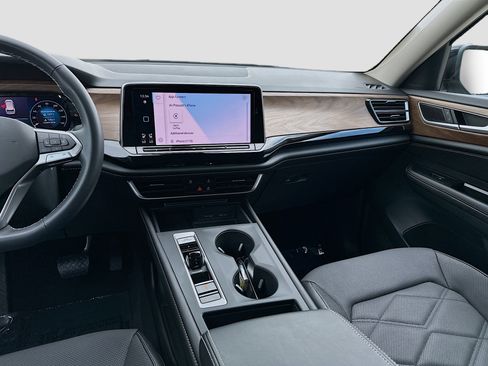 Used 2024 Volkswagen Atlas SE image 21