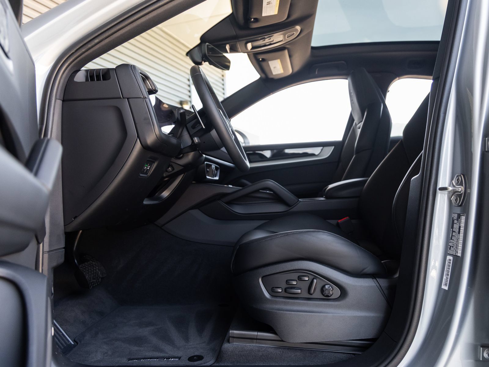 Certified 2025 Porsche Cayenne E-Hybrid Coupe AWD/4WD image 23