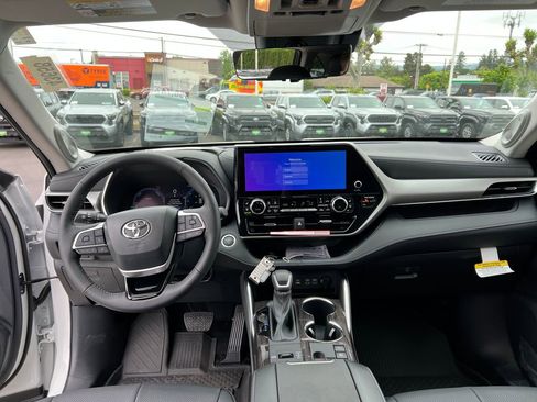 New 2026 Toyota Highlander Platinum AWD/4WD image 22