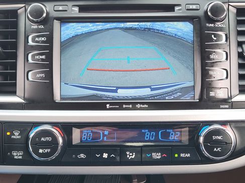 Used 2019 Toyota Highlander XLE image 19