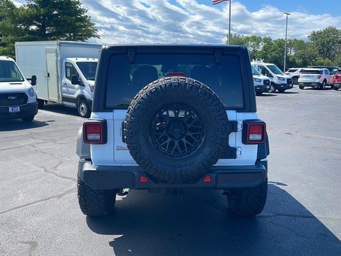 Used 2025 Jeep Wrangler Sport AWD/4WD image 4