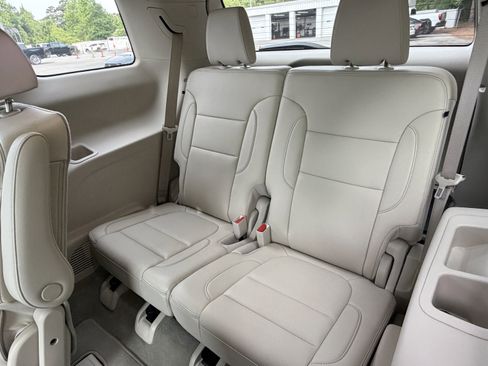 Used 2023 GMC Acadia Denali w/ Denali Technology Package FWD image 11