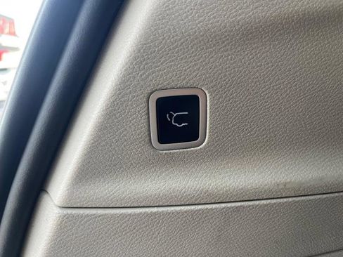 Used 2023 Chrysler Pacifica Touring-L image 12