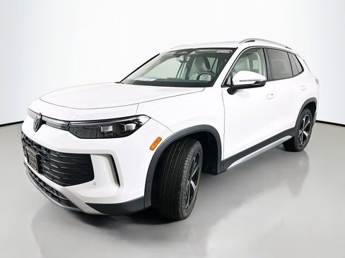 New 2025 Volkswagen Tiguan SE image 3