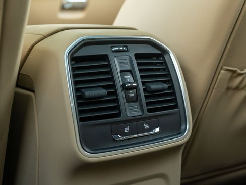 Certified 2022 Porsche Macan AWD/4WD image 36
