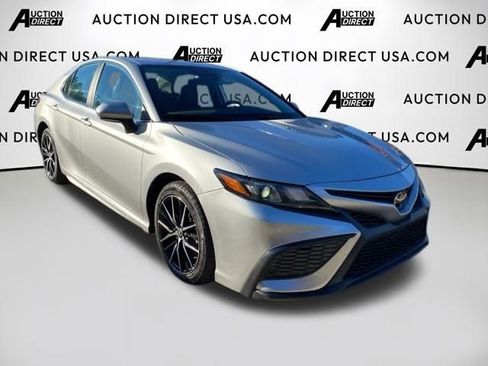 Used 2022 Toyota Camry SE image 2