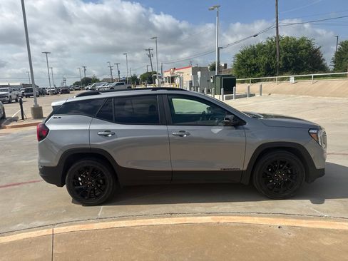 Used 2024 GMC Terrain SLE w/ Driver Convenience Package FWD image 4