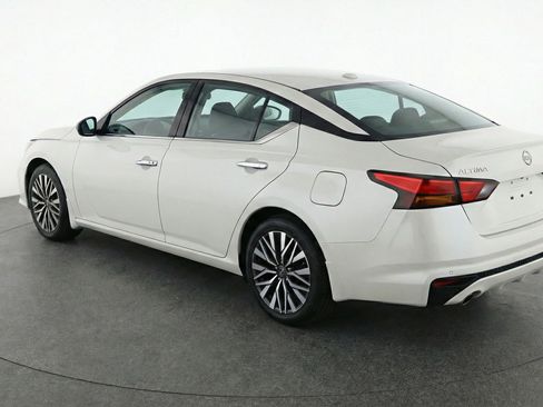 Used 2025 Nissan Altima 2.5 SV FWD image 6