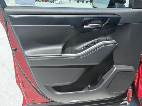 Used 2022 Toyota Highlander XLE FWD image 10