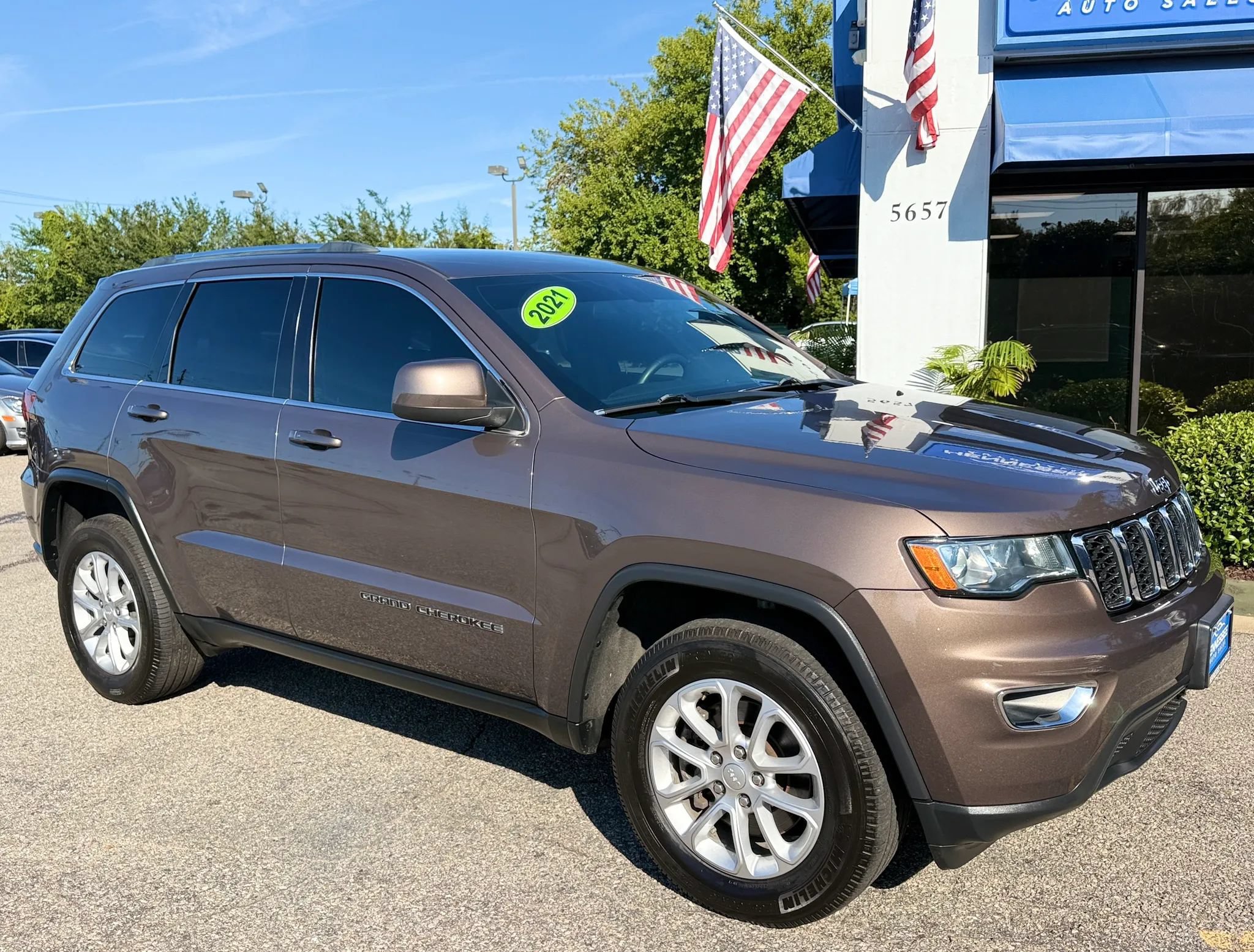 Used 2021 Jeep Grand Cherokee Laredo AWD/4WD image 4