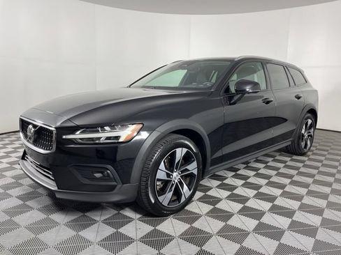 Used 2025 Volvo V60 B5 Cross Country Plus AWD/4WD image 4