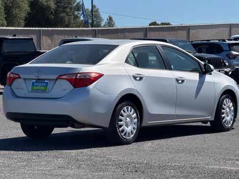 Used 2018 Toyota Corolla LE FWD image 3