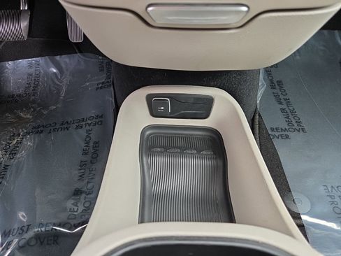 Used 2023 Chrysler Pacifica Touring-L FWD image 22