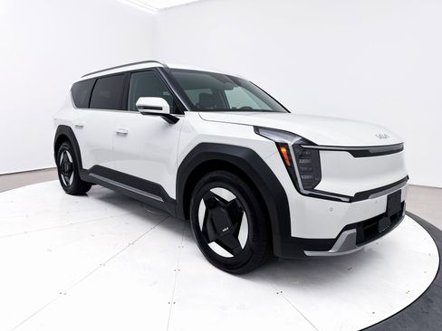 Used 2024 Kia EV9 Wind image 10