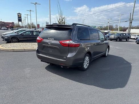 Used 2017 Toyota Sienna XLE Premium image 7